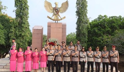 Polres OKU Timur menggelar upacara ziarah tabur bunga di Taman Makam Pahlawan [TMP] Jurai Komering Sakti, Martapura pada Senin 29 Juni 2026 pagi.