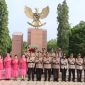 Polres OKU Timur menggelar upacara ziarah tabur bunga di Taman Makam Pahlawan [TMP] Jurai Komering Sakti, Martapura pada Senin 29 Juni 2026 pagi.