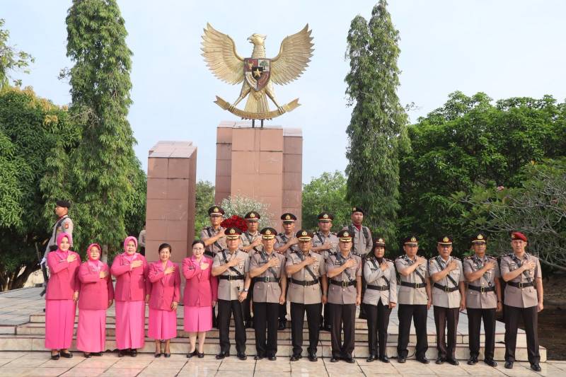 Polres OKU Timur menggelar upacara ziarah tabur bunga di Taman Makam Pahlawan [TMP] Jurai Komering Sakti, Martapura pada Senin 29 Juni 2026 pagi.