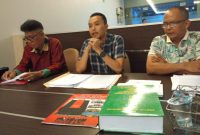 Kuasa Hukum PT Kuala Permai Albert SH didampingi Kuasa Direktur Kuala Permai Markur saat memberikan keterangan pers, Senin 15 Juni 2026