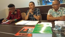 Kuasa Hukum PT Kuala Permai Albert SH didampingi Kuasa Direktur Kuala Permai Markur saat memberikan keterangan pers, Senin 15 Juni 2026