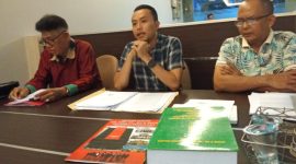 Kuasa Hukum PT Kuala Permai Albert SH didampingi Kuasa Direktur Kuala Permai Markur saat memberikan keterangan pers, Senin 15 Juni 2026