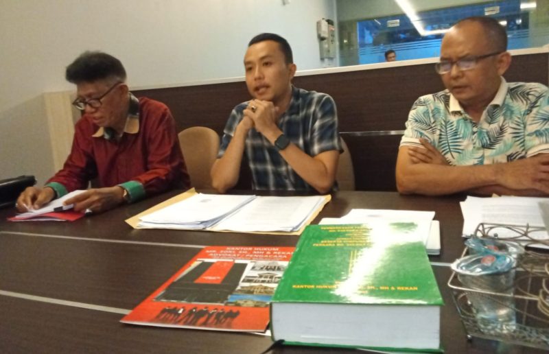Kuasa Hukum PT Kuala Permai Albert SH didampingi Kuasa Direktur Kuala Permai Markur saat memberikan keterangan pers, Senin 15 Juni 2026