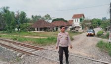 Polres OKU Timur merespon cepat peristiwa kecelakaan lalu lintas antara kereta api Babarenjang dengan pengendara sepeda di perlintasan sebidang tanpa palang pintu di Desa Sungai Binjai, Kecamatan Martapura, Kabupaten OKU Timur pada Rabu 1 Juli 2026.