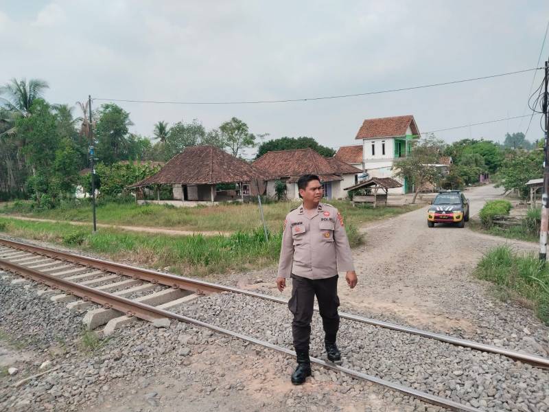 Polres OKU Timur merespon cepat peristiwa kecelakaan lalu lintas antara kereta api Babarenjang dengan pengendara sepeda di perlintasan sebidang tanpa palang pintu di Desa Sungai Binjai, Kecamatan Martapura, Kabupaten OKU Timur pada Rabu 1 Juli 2026.