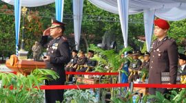 Kapolres OKU Timur AKBP Adik Listiyono SIK MH memimpin Upacara Hari Bhayangkara ke-80 yang digelar di Lapangan Pemerintah Kabupaten OKU Timur, Rabu 1 Juli 2026