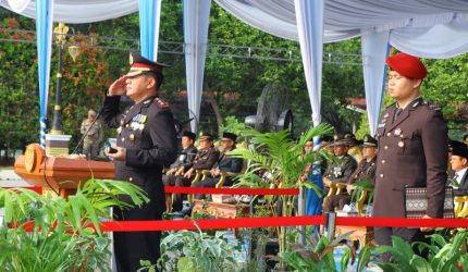 Kapolres OKU Timur AKBP Adik Listiyono SIK MH memimpin Upacara Hari Bhayangkara ke-80 yang digelar di Lapangan Pemerintah Kabupaten OKU Timur, Rabu 1 Juli 2026