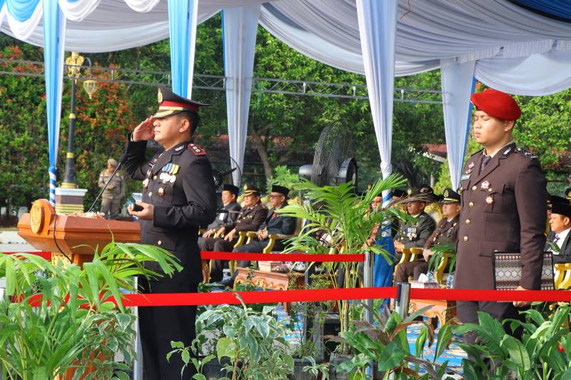 Kapolres OKU Timur AKBP Adik Listiyono SIK MH memimpin Upacara Hari Bhayangkara ke-80 yang digelar di Lapangan Pemerintah Kabupaten OKU Timur, Rabu 1 Juli 2026