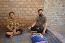 Anggota DPRD Provinsi Sumatera Selatan, Fenus Antonius mengunjungi Petani Pengidap Tumor di OKU Timur.