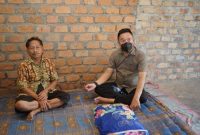 Anggota DPRD Provinsi Sumatera Selatan, Fenus Antonius mengunjungi Petani Pengidap Tumor di OKU Timur.