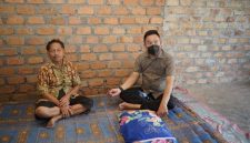 Anggota DPRD Provinsi Sumatera Selatan, Fenus Antonius mengunjungi Petani Pengidap Tumor di OKU Timur.