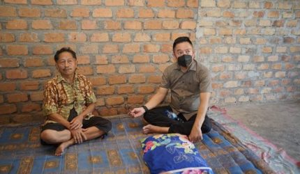 Anggota DPRD Provinsi Sumatera Selatan, Fenus Antonius mengunjungi Petani Pengidap Tumor di OKU Timur.