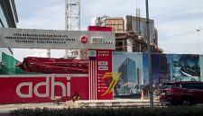 Pembangunan proyek Tower Mandiri di Jalan Kapten A Rivai, Palembang.