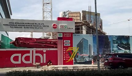 Pembangunan proyek Tower Mandiri di Jalan Kapten A Rivai, Palembang.