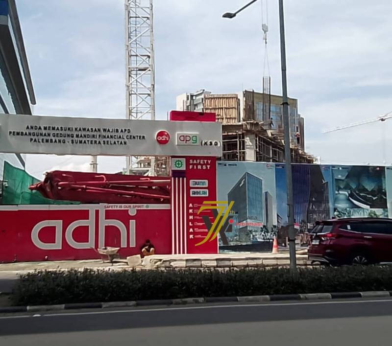 Pembangunan proyek Tower Mandiri di Jalan Kapten A Rivai, Palembang.