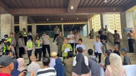 Puluhan warga RT 22 RW 05 Kelurahan 24 Ilir, Kecamatan Bukit Kecil, Kota Palembang, menggeruduk Kantor DPRD Provinsi Sumatera Selatan, Rabu 22 Juli 2026.