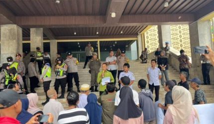 Puluhan warga RT 22 RW 05 Kelurahan 24 Ilir, Kecamatan Bukit Kecil, Kota Palembang, menggeruduk Kantor DPRD Provinsi Sumatera Selatan, Rabu 22 Juli 2026.