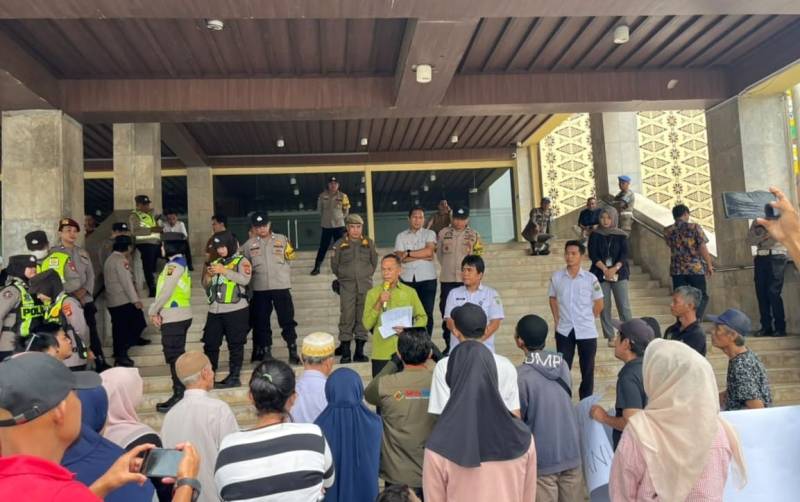 Puluhan warga RT 22 RW 05 Kelurahan 24 Ilir, Kecamatan Bukit Kecil, Kota Palembang, menggeruduk Kantor DPRD Provinsi Sumatera Selatan, Rabu 22 Juli 2026.