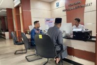 Himawan Susanto SH MH dari HSP Law Firm mendampingi kliennya saat melaporkan ke SPKT Polda Sumsel.
