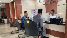 Himawan Susanto SH MH dari HSP Law Firm mendampingi kliennya saat melaporkan ke SPKT Polda Sumsel.