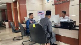 Himawan Susanto SH MH dari HSP Law Firm mendampingi kliennya saat melaporkan ke SPKT Polda Sumsel.