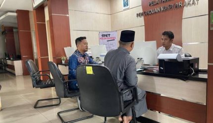 Himawan Susanto SH MH dari HSP Law Firm mendampingi kliennya saat melaporkan ke SPKT Polda Sumsel.