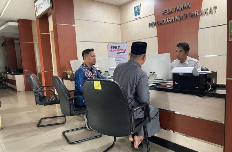 Himawan Susanto SH MH dari HSP Law Firm mendampingi kliennya saat melaporkan ke SPKT Polda Sumsel.