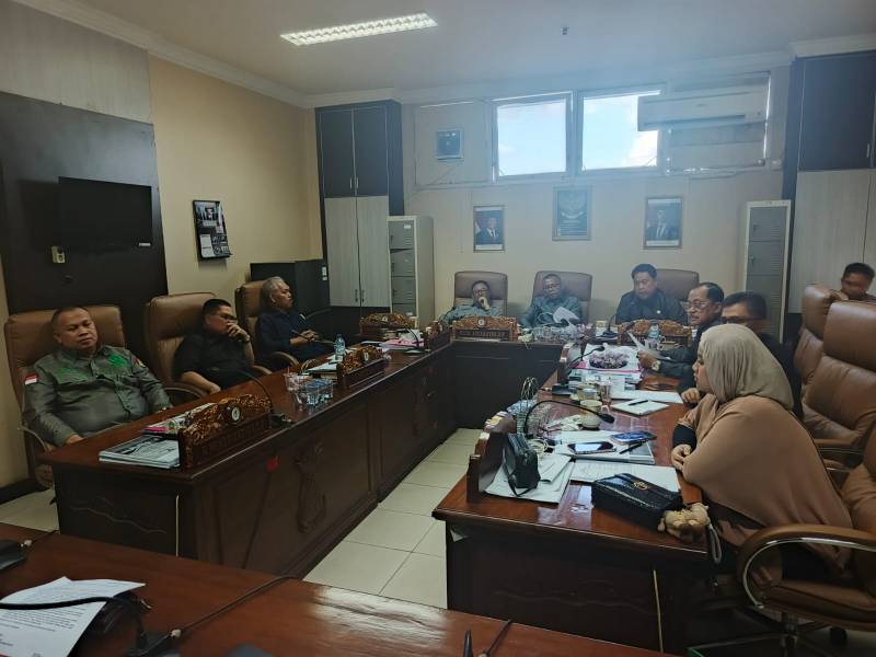 Komisi II DPRD Kota Prabumulih meminta manajemen PD Petro Prabu memberikan klarifikasi terkait laporan dugaan penggelapan yang melibatkan Direktur Utama perusahaan tersebut dan kini sedang diproses di Polres Prabumulih.