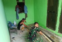 Satgas TMMD Kodim 0418/Palembang mempercepat penyelesaian rehabilitasi Rumah Tidak Layak Huni [RTLH] milik Bapak Karyo.