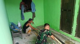 Satgas TMMD Kodim 0418/Palembang mempercepat penyelesaian rehabilitasi Rumah Tidak Layak Huni [RTLH] milik Bapak Karyo.