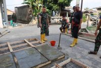 Memasuki hari ke-22 pelaksanaan TMMD, progres pekerjaan mendapat perhatian langsung dari Wakil Komandan Satuan Tugas [Wadan Satgas] TMMD, Letkol Inf Dery Septriandi ST MM MHan yang turun meninjau lokasi, Kamis 6 Agustus 2026.