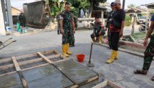 Memasuki hari ke-22 pelaksanaan TMMD, progres pekerjaan mendapat perhatian langsung dari Wakil Komandan Satuan Tugas [Wadan Satgas] TMMD, Letkol Inf Dery Septriandi ST MM MHan yang turun meninjau lokasi, Kamis 6 Agustus 2026.