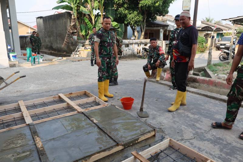 Memasuki hari ke-22 pelaksanaan TMMD, progres pekerjaan mendapat perhatian langsung dari Wakil Komandan Satuan Tugas [Wadan Satgas] TMMD, Letkol Inf Dery Septriandi ST MM MHan yang turun meninjau lokasi, Kamis 6 Agustus 2026.