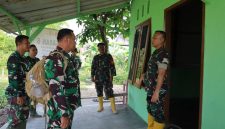 Wakil Komandan Satuan Tugas [Wadan Satgas] TMMD Kodim 0418/Palembang, Letkol Infanteri Deri Septiandi ST MM MHan turun langsung meninjau lokasi pembangunan, Kamis 6 Agustus 2026.