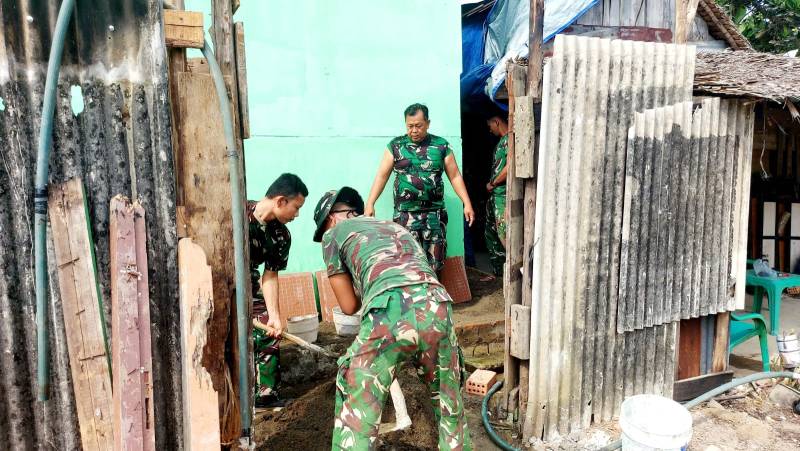 Satgas TNI Manunggal Membangun Desa [TMMD] ke-129 Kodim 0418/Palembang terus mempercepat rehabilitasi Rumah Tidak Layak Huni [RTLH] milik Sriyanti di Jalan Nurdin Panji, Kelurahan Sukamaju, Kota Palembang.