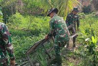 Satgas TNI Manunggal Membangun Desa [TMMD] ke-129 Kodim 0418/Palembang terus mempercepat rehabilitasi Rumah Tidak Layak Huni [RTLH] milik Suarni di RT 20 RW 06, Lorong Selamet, Kelurahan Talang Jambe, Kota Palembang.