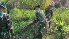 Satgas TNI Manunggal Membangun Desa [TMMD] ke-129 Kodim 0418/Palembang terus mempercepat rehabilitasi Rumah Tidak Layak Huni [RTLH] milik Suarni di RT 20 RW 06, Lorong Selamet, Kelurahan Talang Jambe, Kota Palembang.