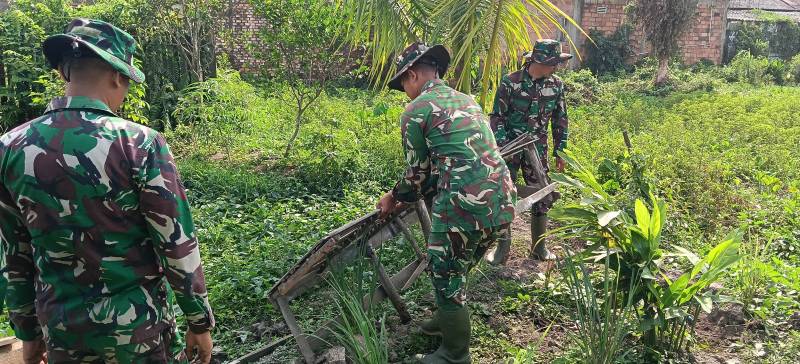 Satgas TNI Manunggal Membangun Desa [TMMD] ke-129 Kodim 0418/Palembang terus mempercepat rehabilitasi Rumah Tidak Layak Huni [RTLH] milik Suarni di RT 20 RW 06, Lorong Selamet, Kelurahan Talang Jambe, Kota Palembang.