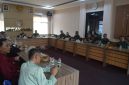 Ketua Tim Wasev TMMD Ke-129, Kolonel Inf Andi M Ali, menerima paparan perkembangan program yang disampaikan Wakil Komandan Satuan Tugas [Wadan Satgas] TMMD ke-129, Letkol Inf Dery Septriandi ST MM MHan, mewakili Komandan Satgas Kolonel Arh Erik Novianto SSos.