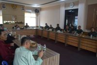 Ketua Tim Wasev TMMD Ke-129, Kolonel Inf Andi M Ali, menerima paparan perkembangan program yang disampaikan Wakil Komandan Satuan Tugas [Wadan Satgas] TMMD ke-129, Letkol Inf Dery Septriandi ST MM MHan, mewakili Komandan Satgas Kolonel Arh Erik Novianto SSos.