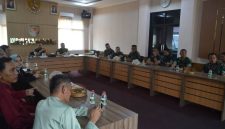 Ketua Tim Wasev TMMD Ke-129, Kolonel Inf Andi M Ali, menerima paparan perkembangan program yang disampaikan Wakil Komandan Satuan Tugas [Wadan Satgas] TMMD ke-129, Letkol Inf Dery Septriandi ST MM MHan, mewakili Komandan Satgas Kolonel Arh Erik Novianto SSos.