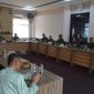 Ketua Tim Wasev TMMD Ke-129, Kolonel Inf Andi M Ali, menerima paparan perkembangan program yang disampaikan Wakil Komandan Satuan Tugas [Wadan Satgas] TMMD ke-129, Letkol Inf Dery Septriandi ST MM MHan, mewakili Komandan Satgas Kolonel Arh Erik Novianto SSos.