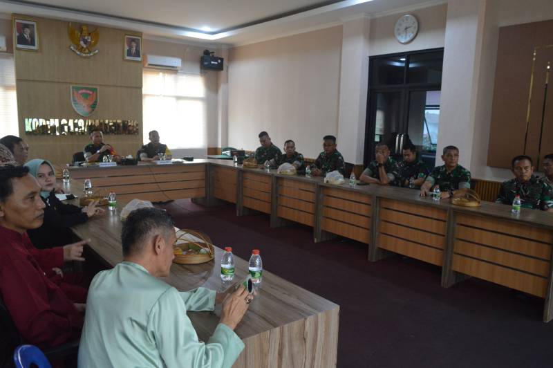 Ketua Tim Wasev TMMD Ke-129, Kolonel Inf Andi M Ali, menerima paparan perkembangan program yang disampaikan Wakil Komandan Satuan Tugas [Wadan Satgas] TMMD ke-129, Letkol Inf Dery Septriandi ST MM MHan, mewakili Komandan Satgas Kolonel Arh Erik Novianto SSos.