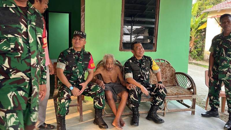 Ketua Tim Pengawasan dan Evaluasi [Katim Wasev] TMMD Ke-129, Kolonel Inf Andi M Ali, meninjau langsung progres rehabilitasi Rumah Tidak Layak Huni [RTLH] milik Bapak Karyo di lokasi pelaksanaan TMMD Ke-129 Kodim 0418/Palembang.