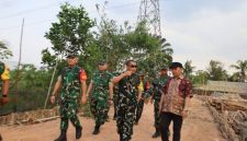 Pembangunan jalan sepanjang 750 meter yang menjadi sasaran utama fisik TNI Manunggal Membangun Desa [TMMD] ke-129 Kodim 0418/Palembang dipastikan terus berjalan sesuai target.