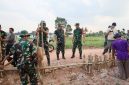 Ketua Tim Pengawasan dan Evaluasi [Katim Wasev] TMMD/129, Kolonel Inf Andi M Ali, meninjau langsung progres pembangunan di Kelurahan Talang Jambe.