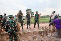 Ketua Tim Pengawasan dan Evaluasi [Katim Wasev] TMMD/129, Kolonel Inf Andi M Ali, meninjau langsung progres pembangunan di Kelurahan Talang Jambe.