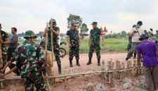 Ketua Tim Pengawasan dan Evaluasi [Katim Wasev] TMMD/129, Kolonel Inf Andi M Ali, meninjau langsung progres pembangunan di Kelurahan Talang Jambe.
