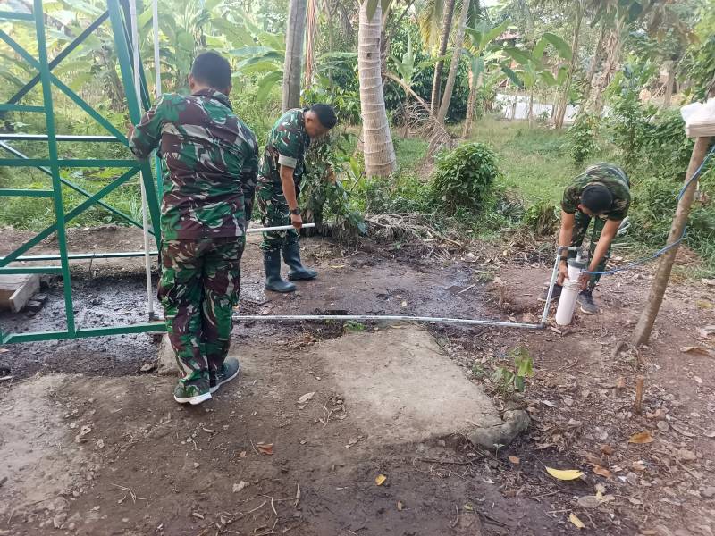 Memasuki hari ke-23 pelaksanaan TMMD, Satgas TMMD Kodim 0418/Palembang melakukan pengecekan tower tandon air pada sasaran pembangunan sumur bor dan gazebo di Kampung Kreatif Pelangi, RT 30 RW 07, Kelurahan Talang Betutu, Kota Palembang.