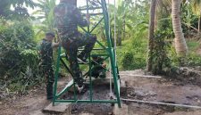 Satgas TMMD/129 dalam pembangunan sumur bor lengkap dengan tower tandon air di Kampung Kreatif Pelangi, RT 30 RW 07, Kelurahan Talang Betutu.